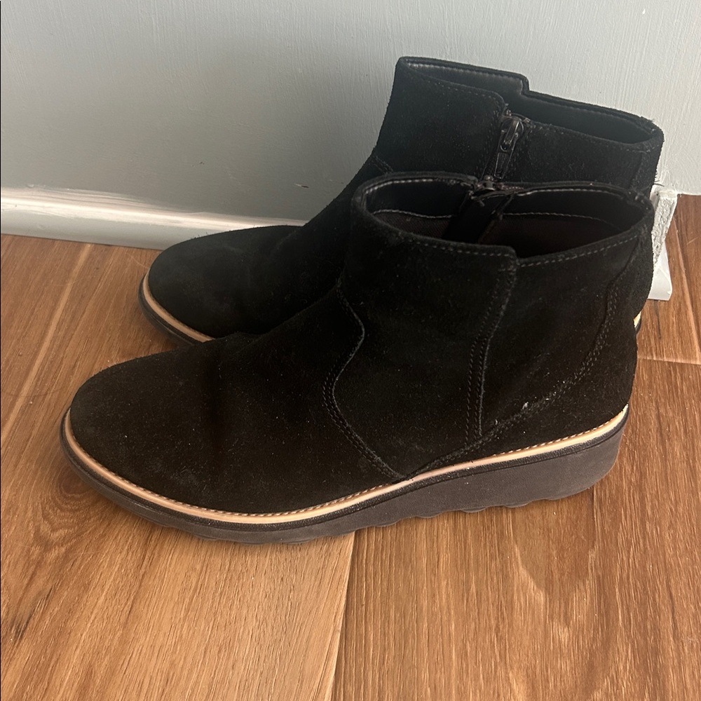 Clark’s collection 8.5 black suede boot bootie zip up
